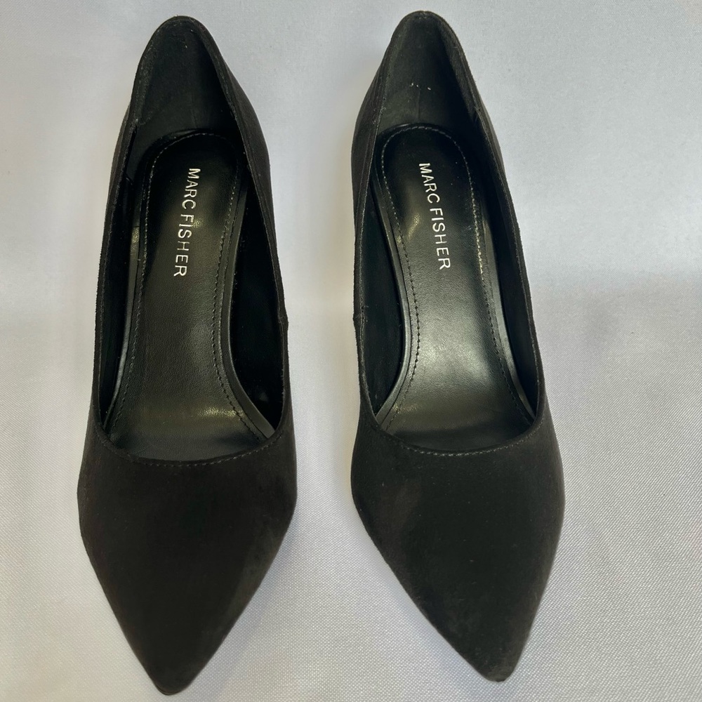 MARC FISHER BLOCK HEEL PUMP, SIZE 6, COLOR SUEDE BLACK
